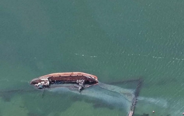 В Одесі із затонулого танкера знову вилилося паливо