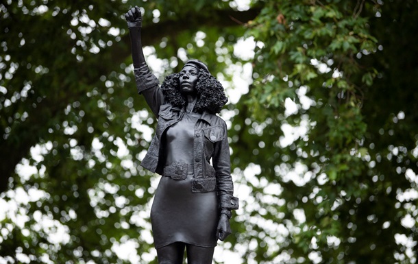 У Британії встановили скульптуру учасника антирасистського руху