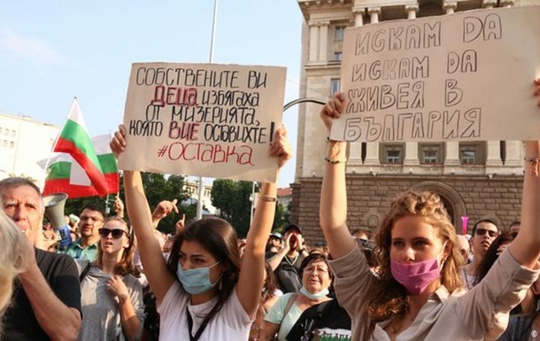 Болгарский премьер попросил уволиться трех министров