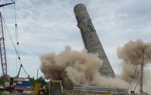 В Ужгороді на відео потрапило падіння бетонної вежі