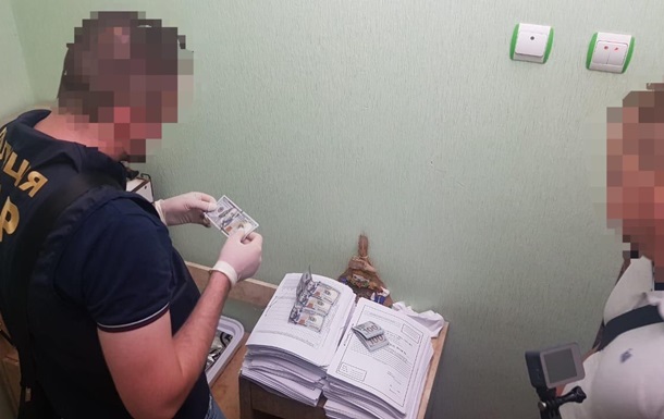 В Одессе трех чиновников таможни задержали на взятках