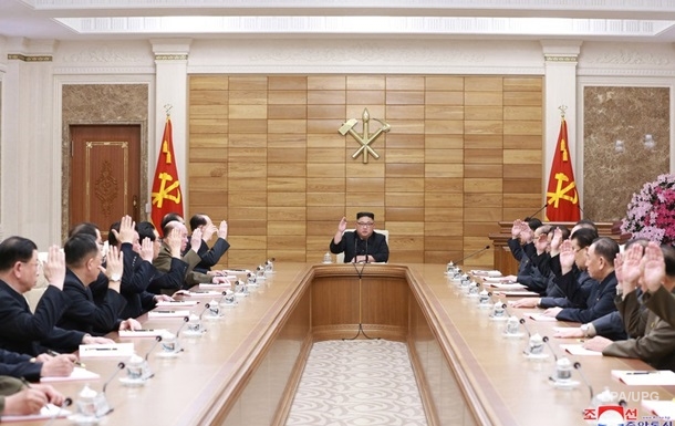 Кім Чен Ин обговорив боєготовність армії з партійною верхівкою