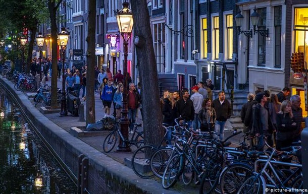 Квартал червоних ліхтарів: Амстердам закриває вулиці через натовп
