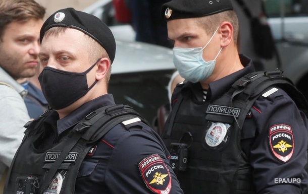 В РФ активист  сбил  кепку с копа флагом Украины