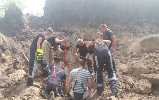 У Київській області трьох людей засипало піском у кар єрі