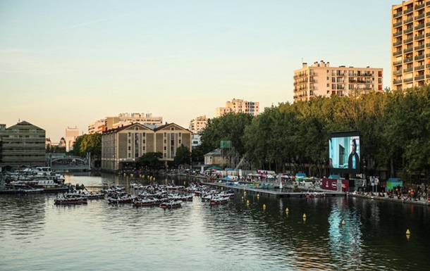 У Парижі з явився перший  кінотеатр на воді 