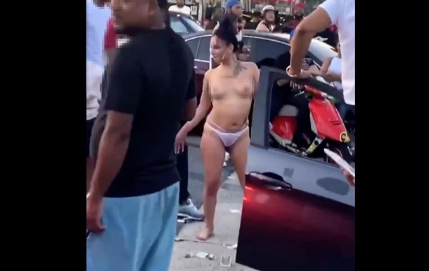 Женщина топлес эротично станцевала на парковке