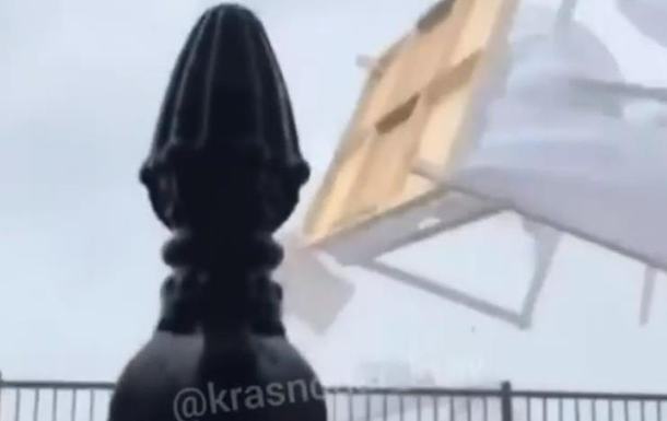 Опубликовано видео смерча, снесшего пляж в Сочи