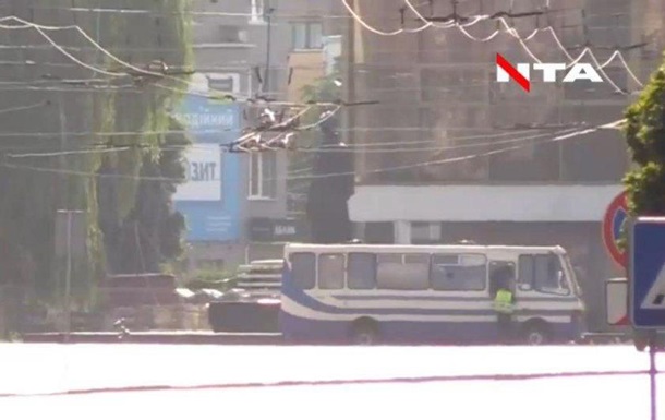Силовики передали воду заложникам в автобусе