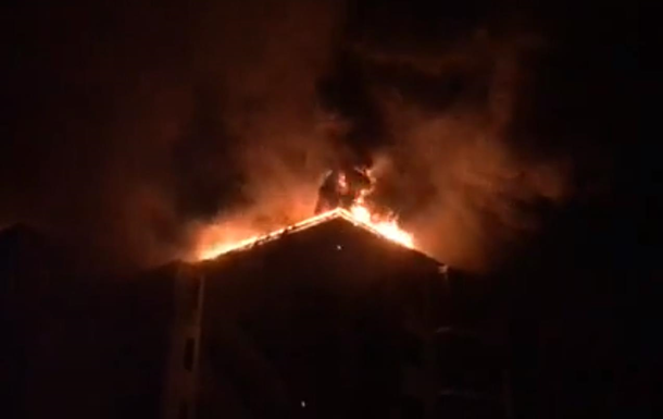 У Києві горить дах новобудови