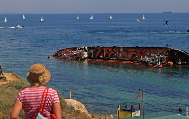 В Одессе усилилось вытекание нефтепродуктов из танкера в море