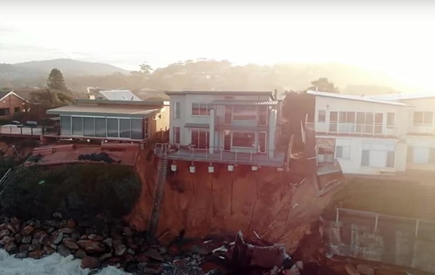 В Австралии несколько домов смыло в океан из-за оползней