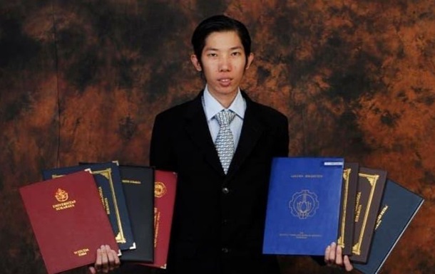 Індонезієць за 20 років отримав 32 дипломи