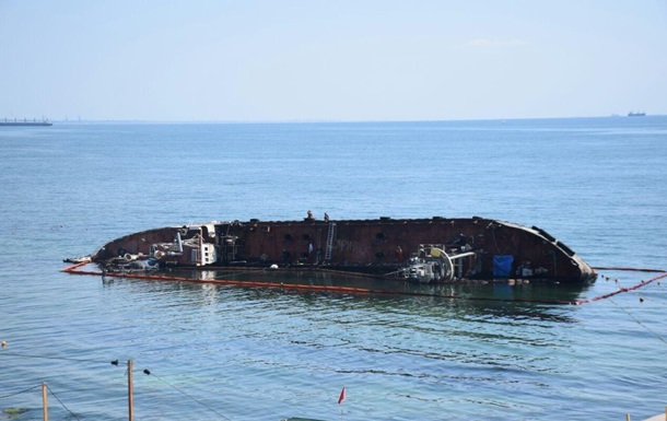 В Одесі втретє спробують підняти танкер Delfi