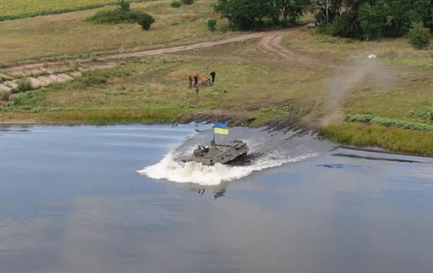 У ЗСУ показали форсування річки на бронетехніці