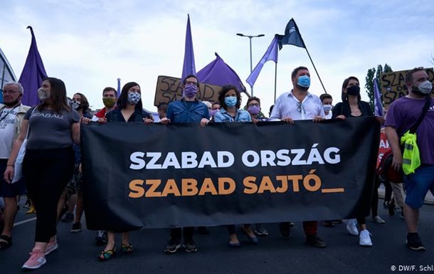 Тисячі людей протестували в Будапешті проти обмеження свободи ЗМІ