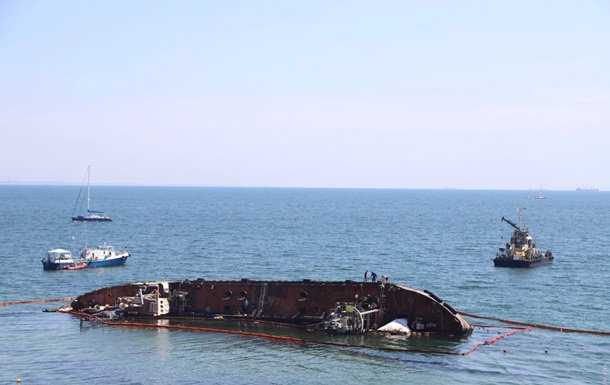 В Одесі з танкера знову витекли нафтопродукти