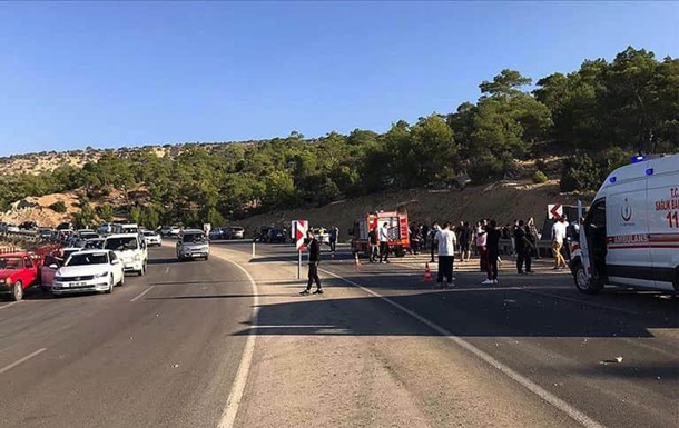 Автобус с военными перевернулся в Турции: есть жертвы