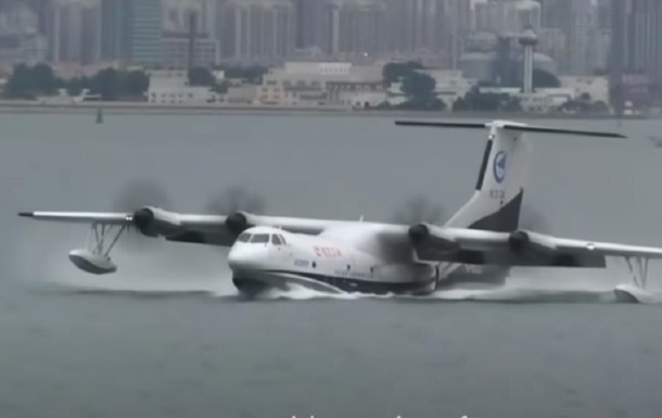 Китай випробував найбільший в світі літак-амфібію