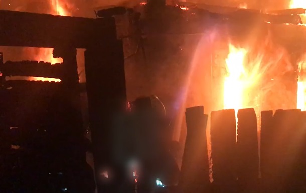 У Шостці вибухнув і згорів приватний будинок