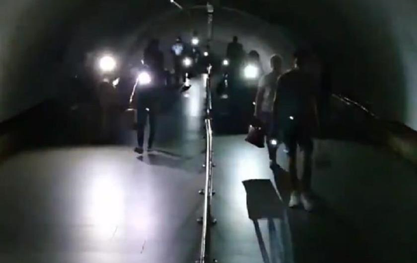 Опубліковано відео з метро Києва під час відключення світла