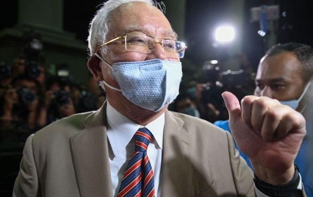 Екс-прем єр Малайзії отримав 12 років в язниці
