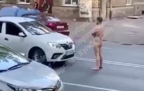 В Киеве голый мужчина на дороге получил удар от водителя