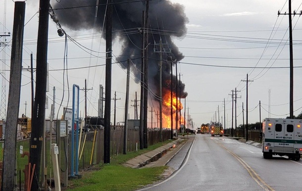 В Техасе возник пожар на заводе по производству газа