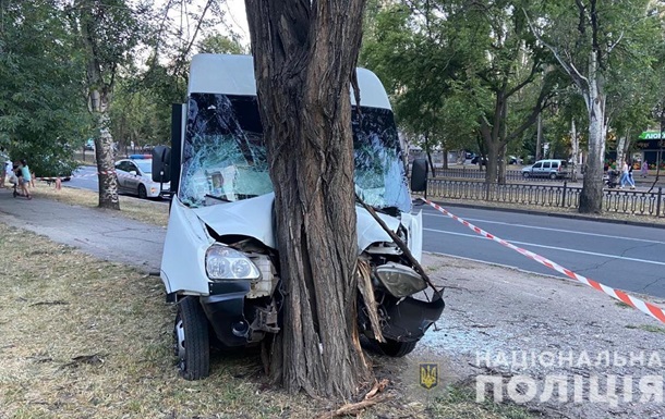 У Миколаєві маршрутка влетіла в дерево: дев ять постраждалих