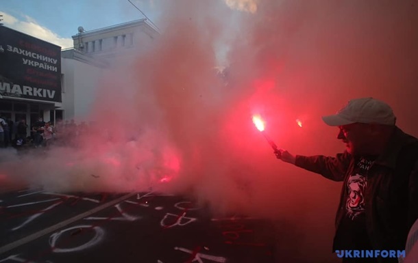 Активисты в Киеве подожгли дымовые шашки возле здания МВД 