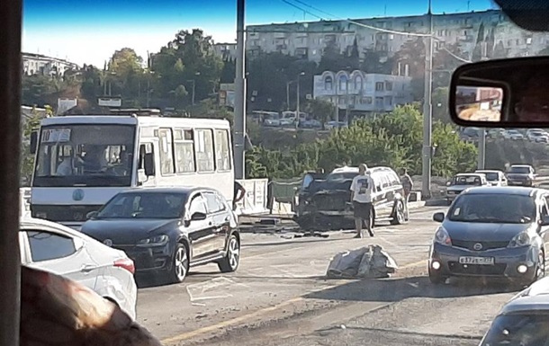 У Севастополі джип влетів у автобус: 14 постраждалих
