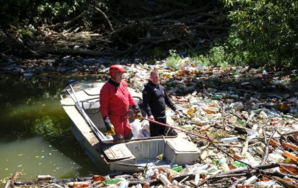 На одной из рек Закарпатья образовалась мусорная пробка