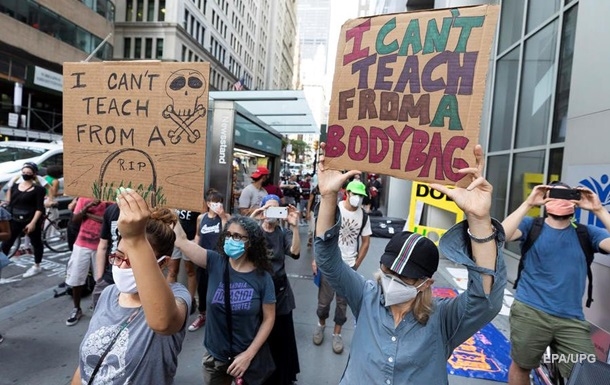 Учителя в США вышли на митинг против возобновления работы школ
