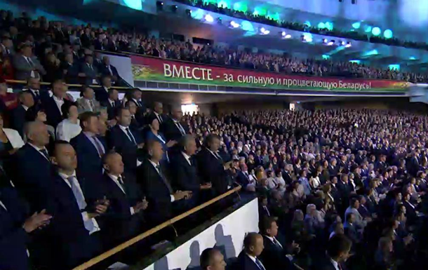 Лукашенку влаштували овацію під час звернення до народу