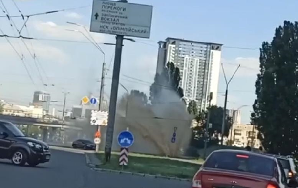 У Києві прорвало трубу, б є десятиметровий фонтан
