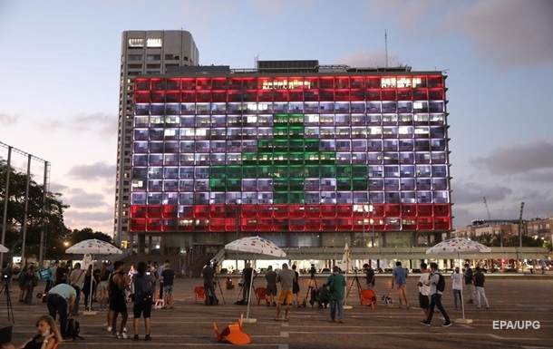 На мэрии Тэль-Авива появился флаг Ливана 