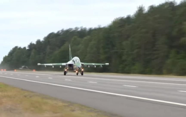 У Білорусі військові літаки сіли на трасу