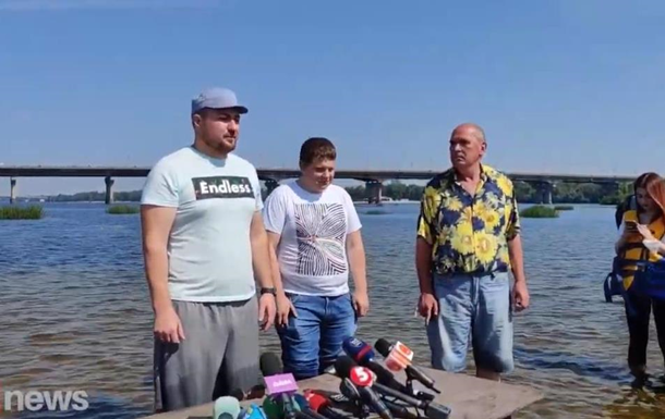 У воді на середині Дніпра провели прес-конференцію про його обміління