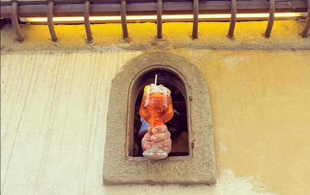 В Італії через COVID відновили старовинну традицію винних віконець