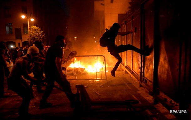 У Бейруті протестуючі спробували підпалити будівлю парламенту