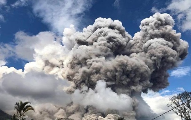 Вулкан Синабунг викинув гігантську хмару попелу