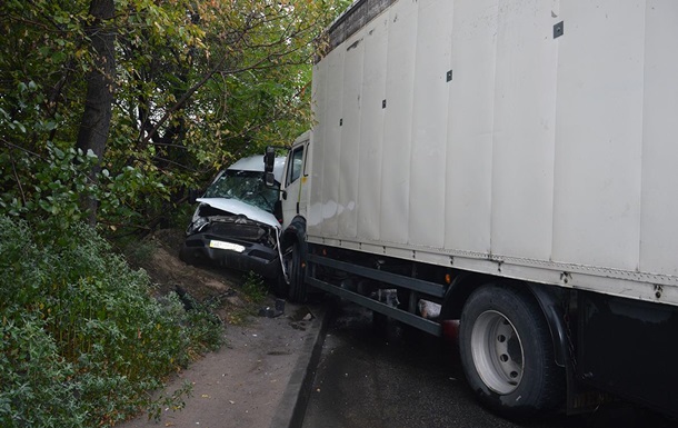 У Дніпрі вантажівка врізалася в маршрутку: десять постраждалих