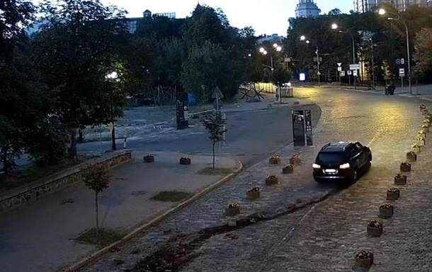 В Киеве пьяный на Lexus снес бетонные клумбы 