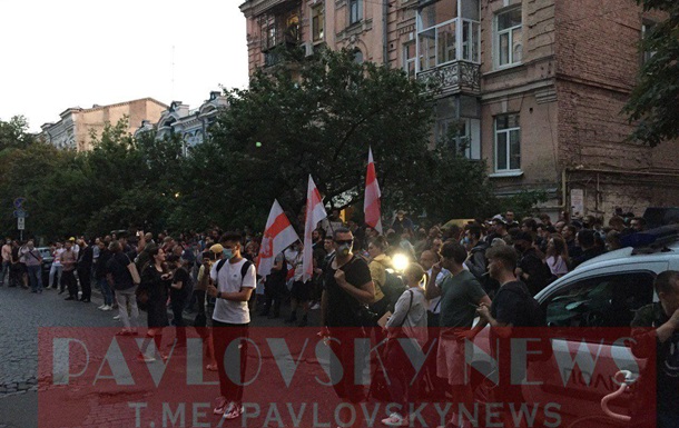 Біля посольства Білорусі в Києві проходять протести