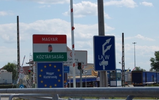 На кордоні з Угорщиною утворилися черги