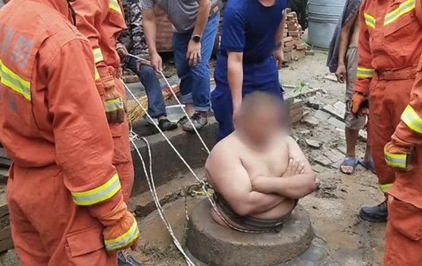 У Китаї повний чоловік стрибнув у колодязь і застряг