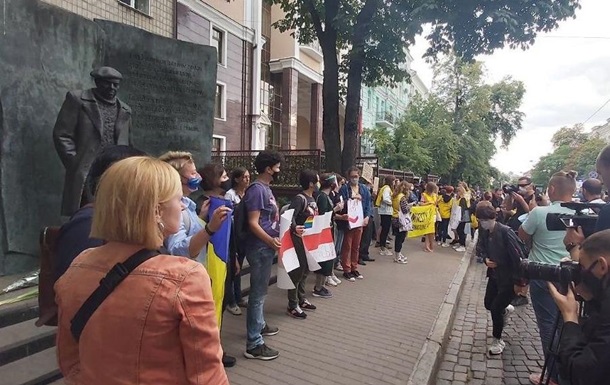 У Києві біля посольства Білорусі активісти перекрили дорогу