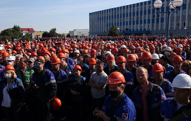 Лукашенко: Страйкуючим на заводах місця бути не повинно