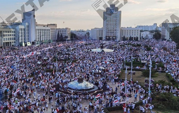 Протесты в Минске: площадь Независимости заполнена