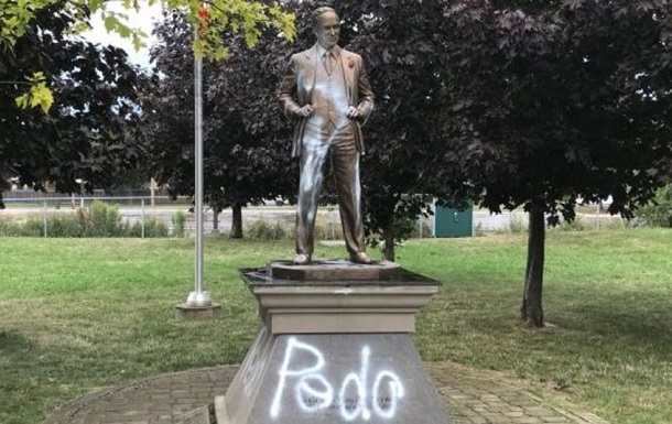Памятник экс-премьеру Канады Трюдо снова осквернили